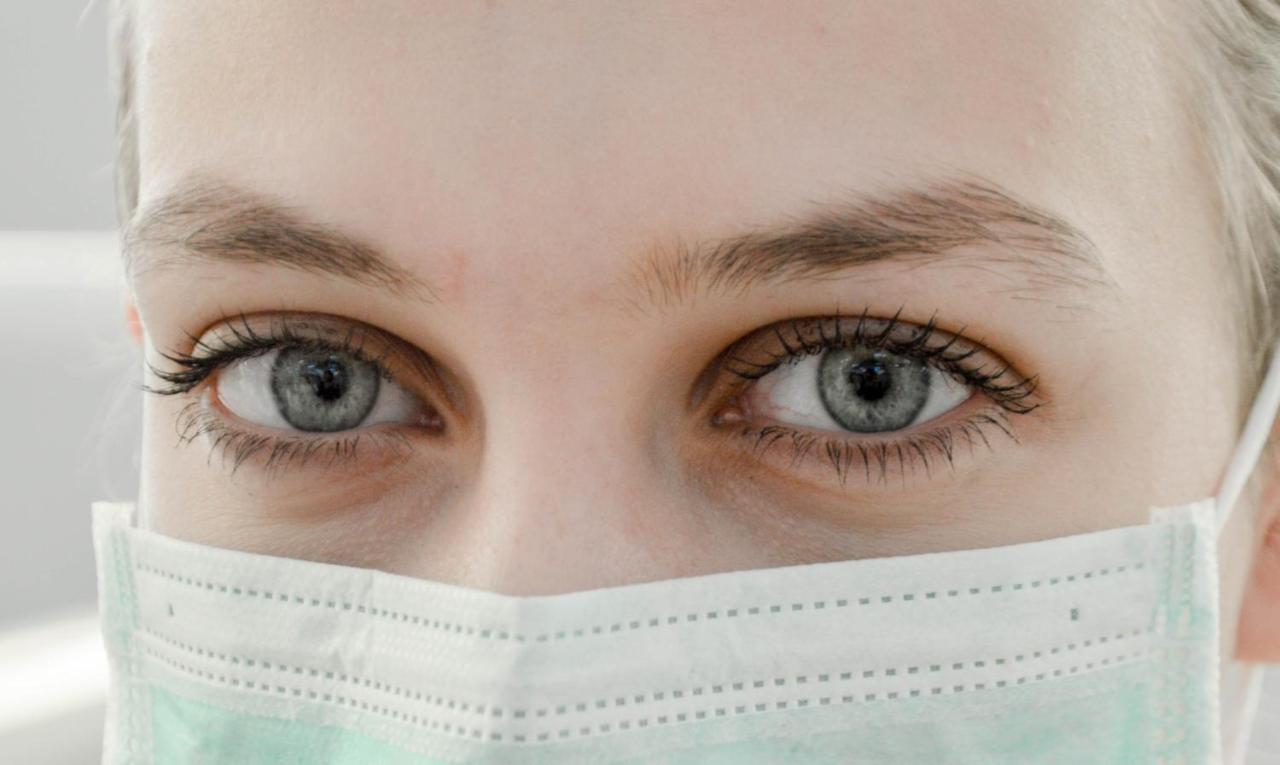 Novotel Chennai Sipcot المظهر الخارجي الصورة A doctor wearing a surgical mask