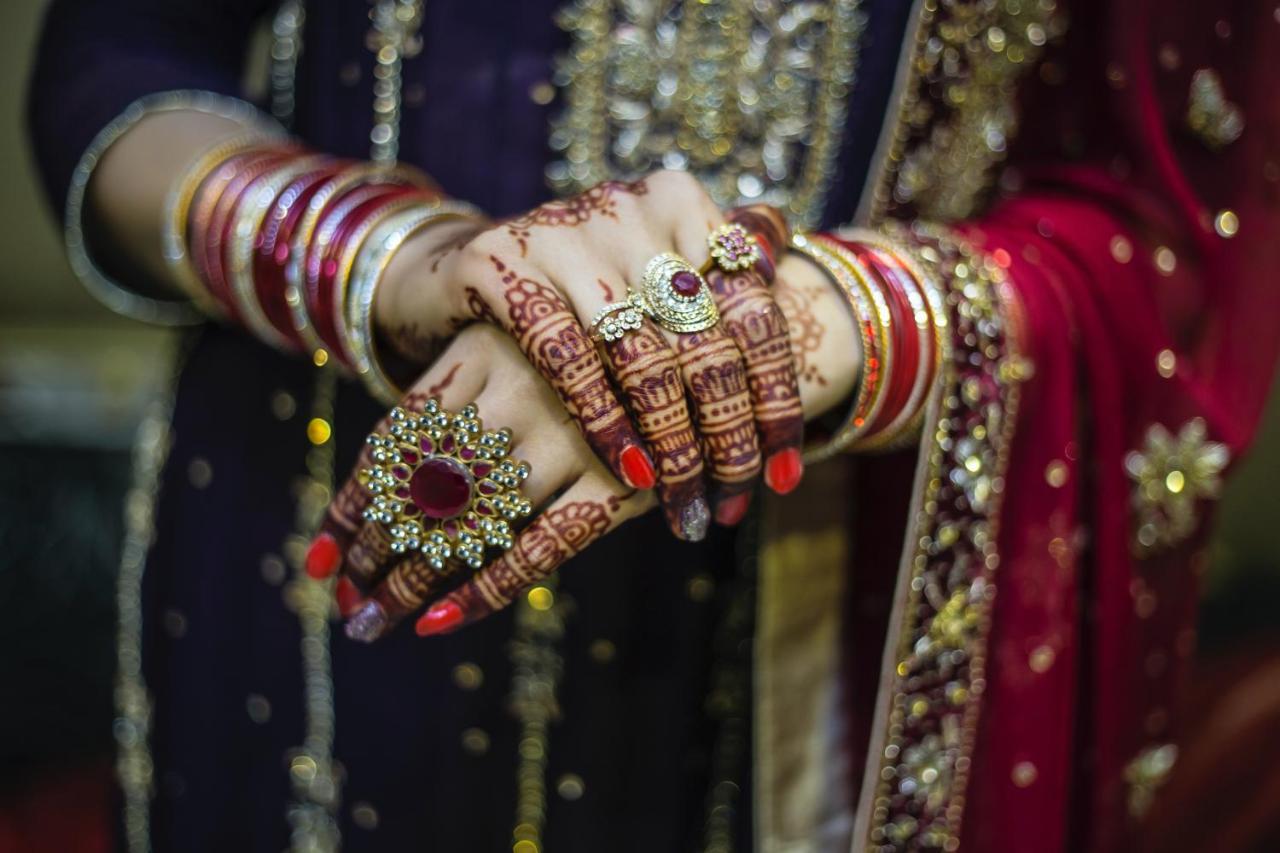 Novotel Chennai Sipcot المظهر الخارجي الصورة A bride with henna on her hands