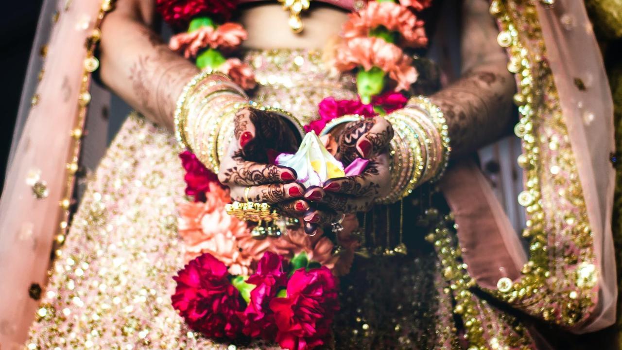 Novotel Chennai Sipcot المظهر الخارجي الصورة Bride holding a pot of haldi