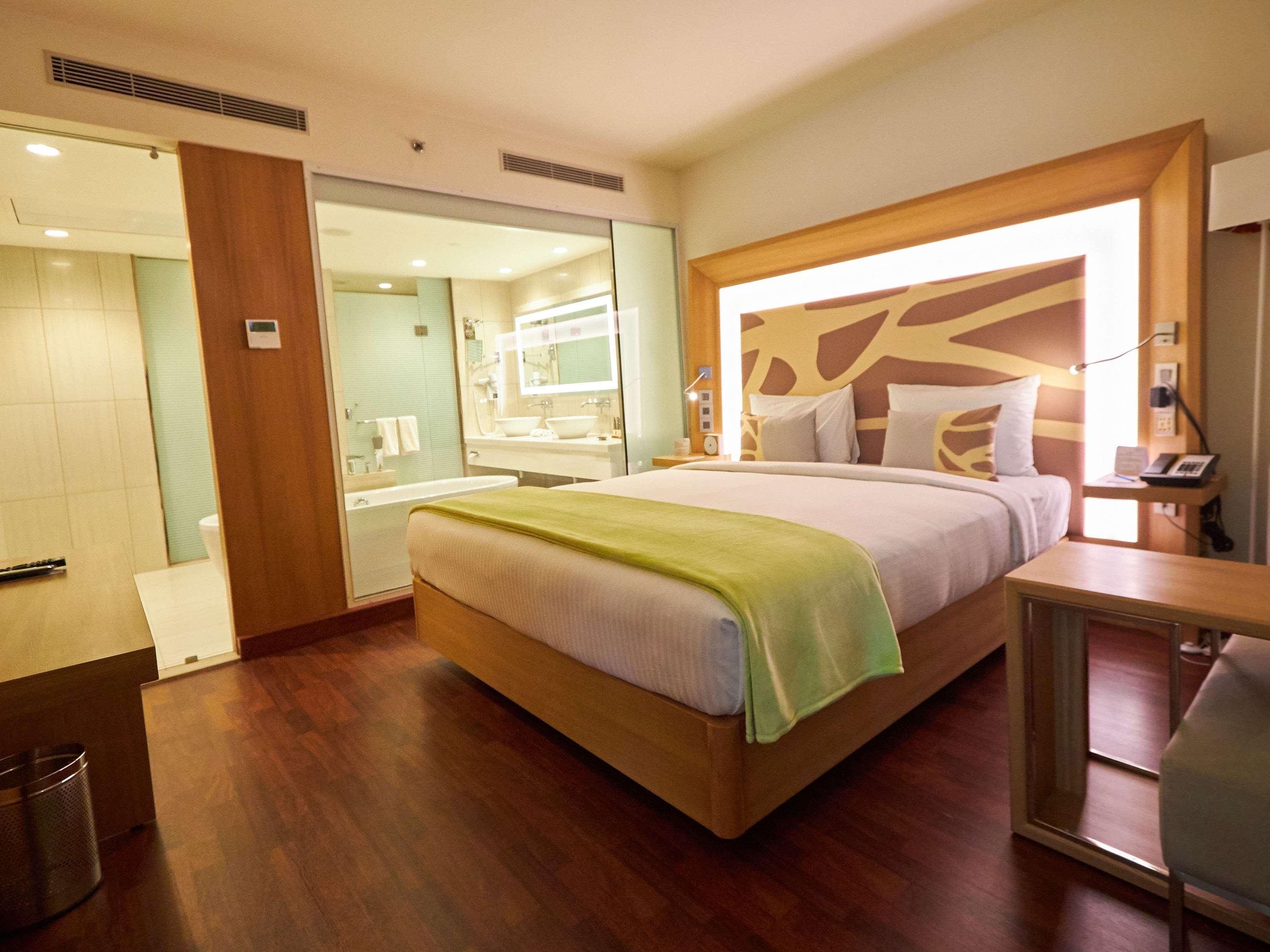 Novotel Chennai Sipcot المظهر الخارجي الصورة A room at the Park Inn