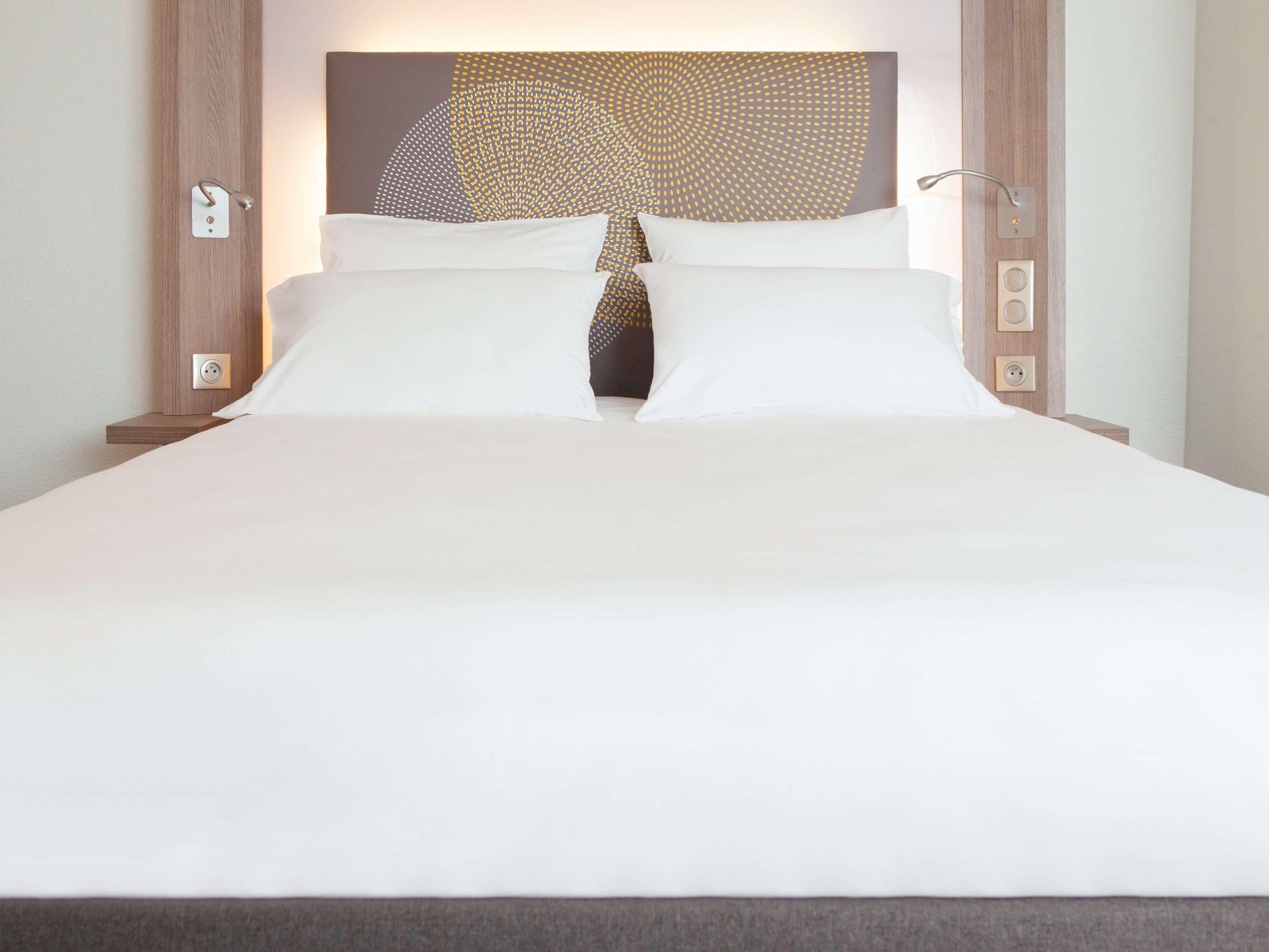 Novotel Chennai Sipcot المظهر الخارجي الصورة A bed with a duvet