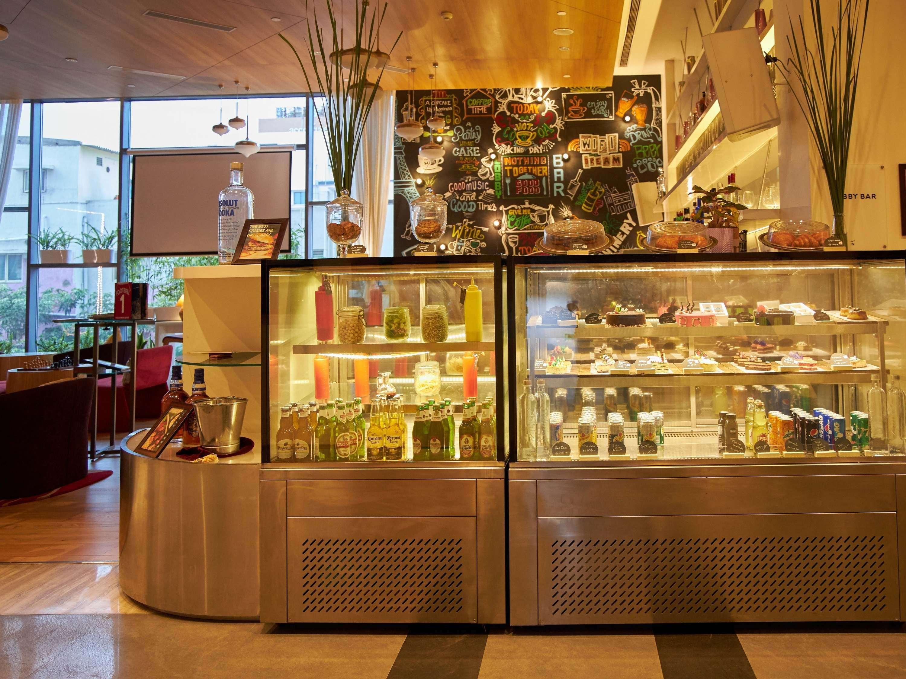 Novotel Chennai Sipcot المظهر الخارجي الصورة The pastry counter at the lobby