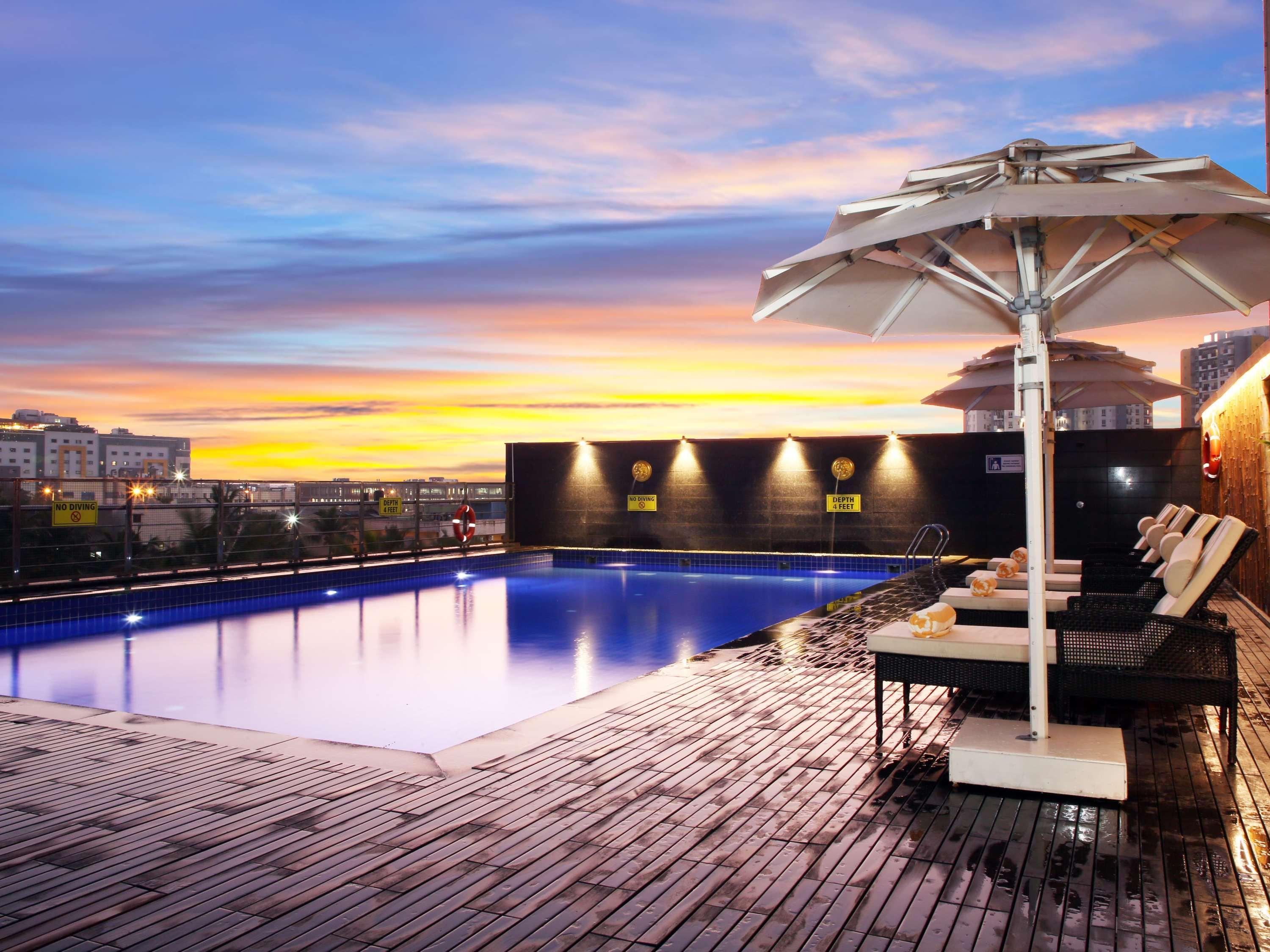 Novotel Chennai Sipcot المظهر الخارجي الصورة The swimming pool at the hotel