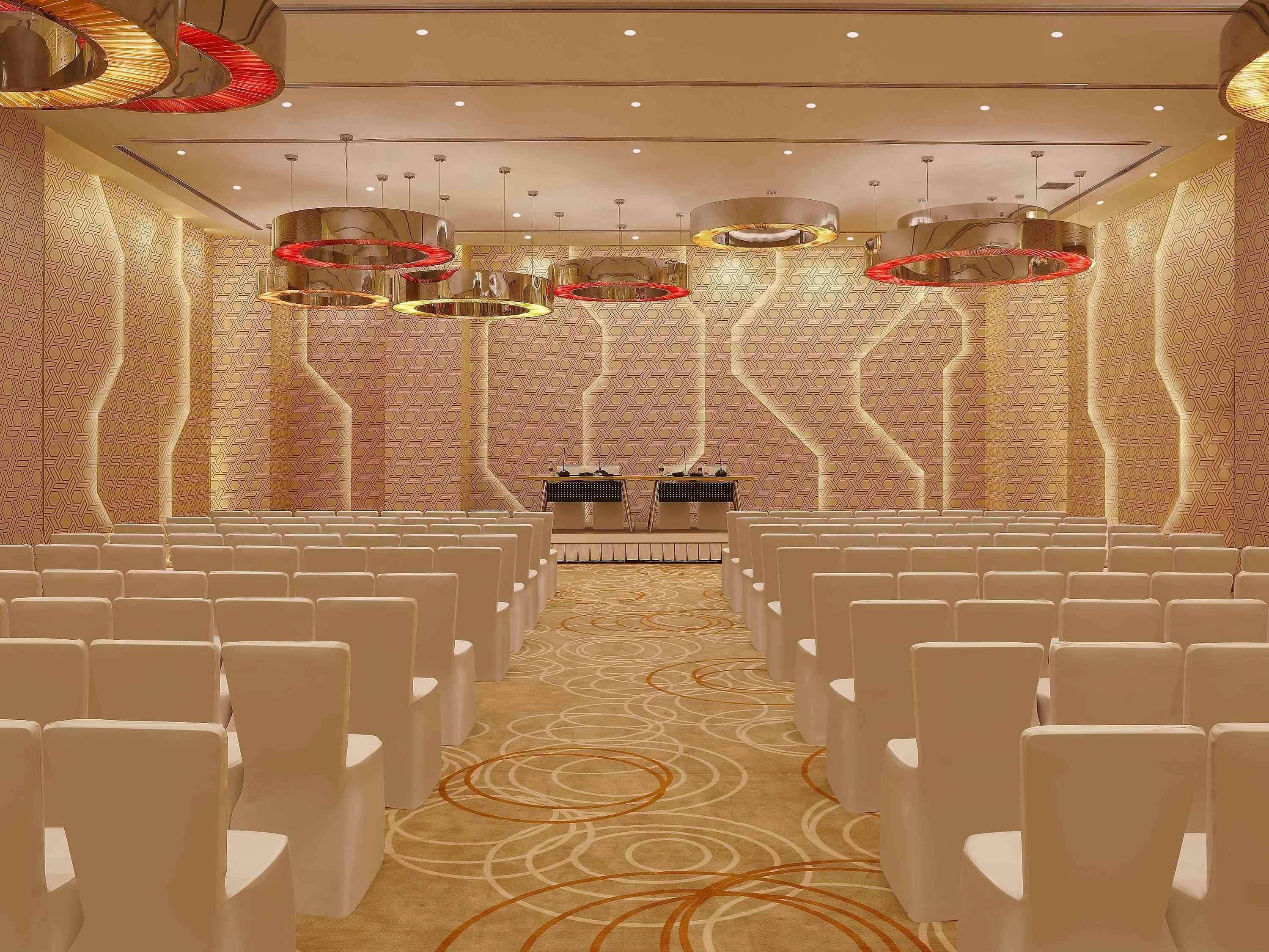 Novotel Chennai Sipcot المظهر الخارجي الصورة The interior of the new church