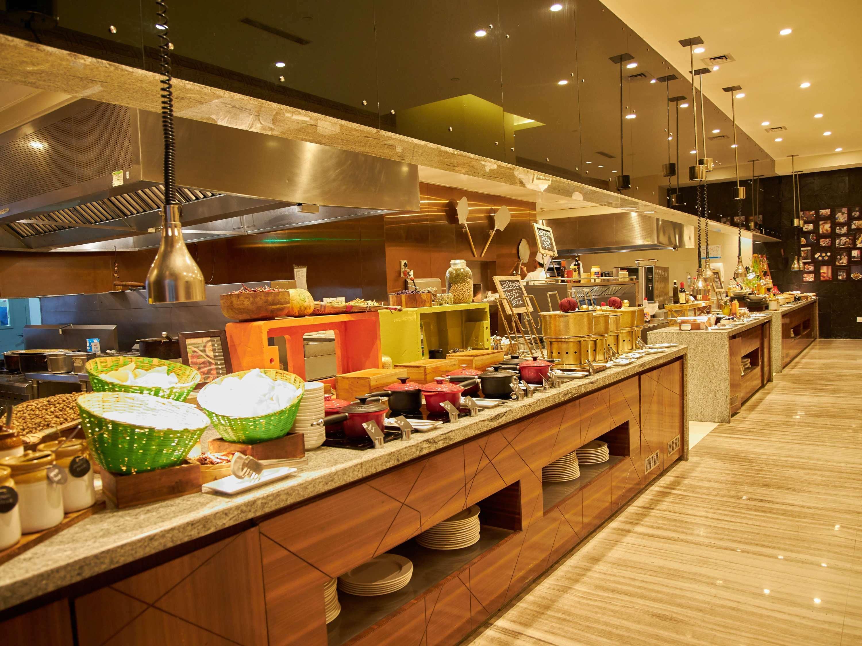 Novotel Chennai Sipcot المظهر الخارجي الصورة The buffet at the hotel