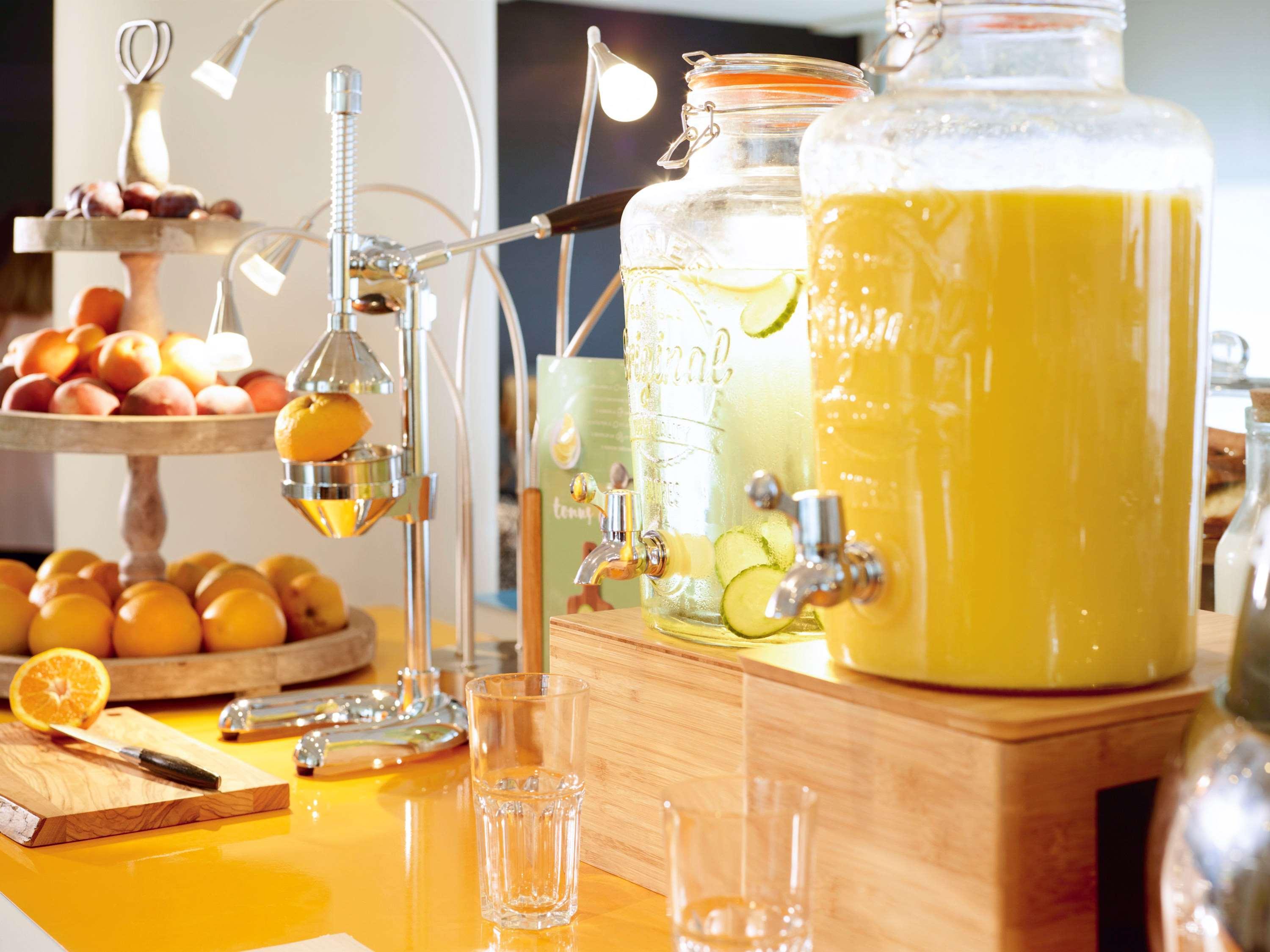 Novotel Chennai Sipcot المظهر الخارجي الصورة A juice dispenser