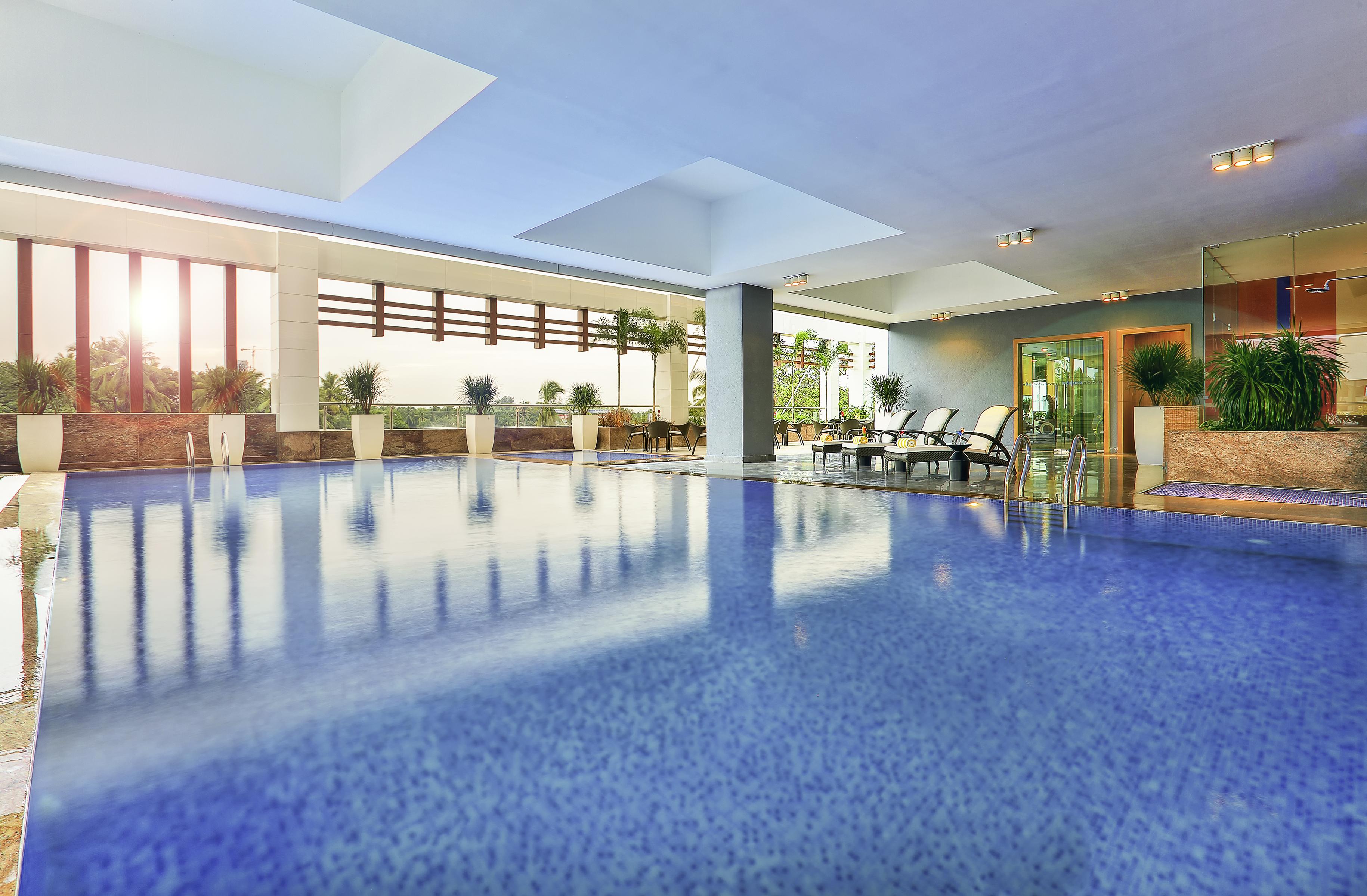 Novotel Chennai Sipcot المظهر الخارجي الصورة The swimming pool at the hotel