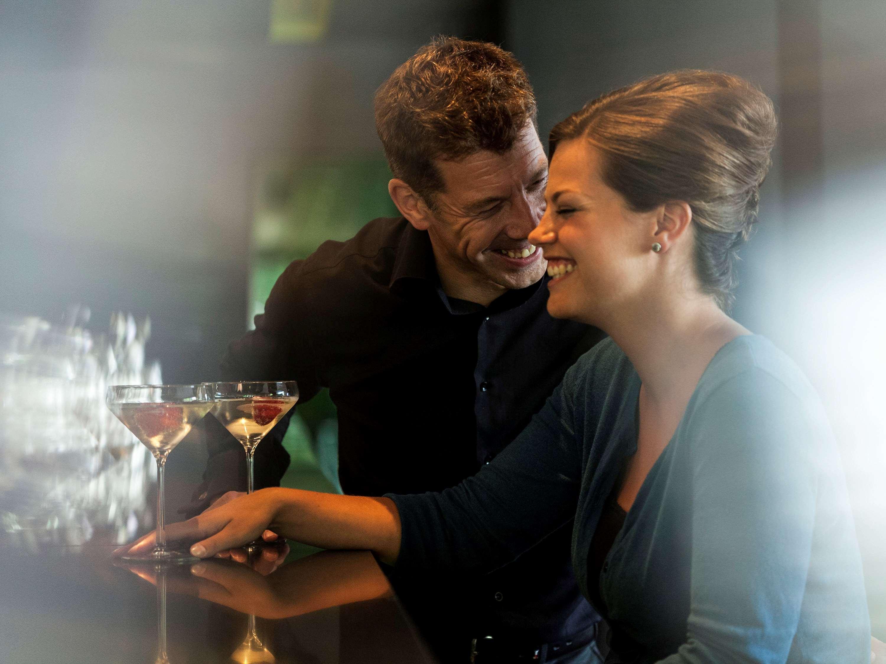 Novotel Chennai Sipcot المظهر الخارجي الصورة A couple flirting