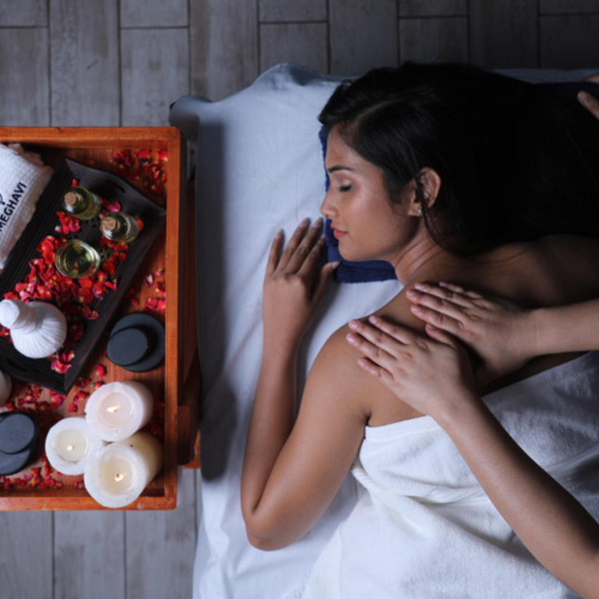 Novotel Chennai Sipcot المظهر الخارجي الصورة A woman receiving a massage