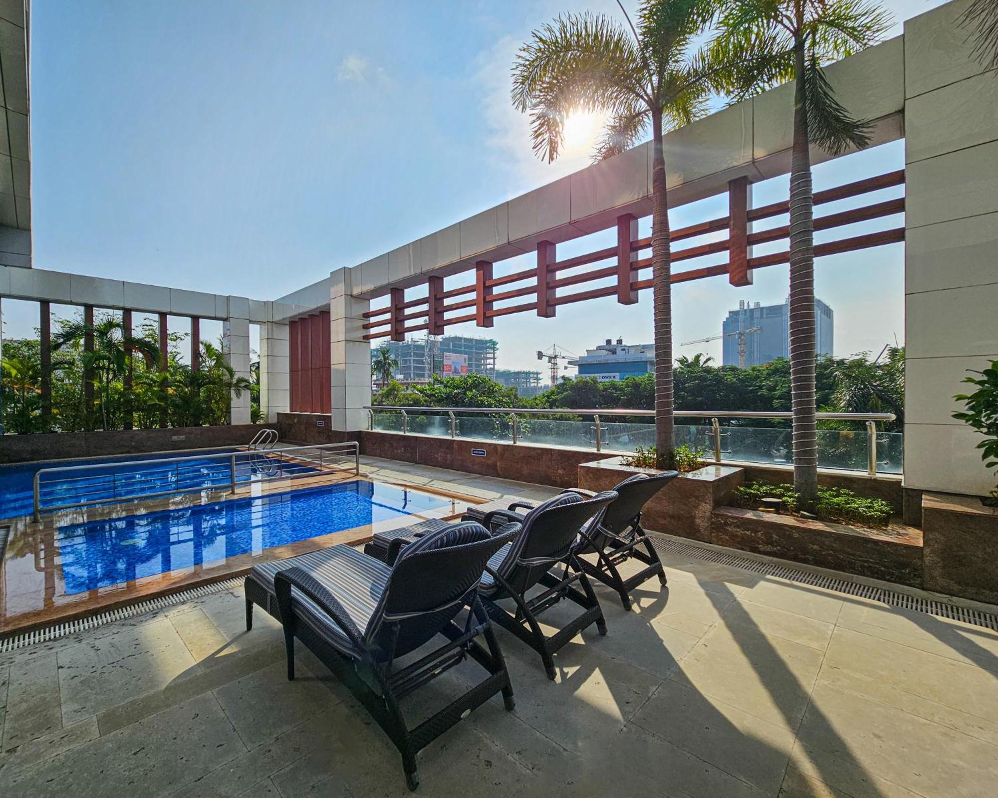 Novotel Chennai Sipcot المظهر الخارجي الصورة Rooftop pool