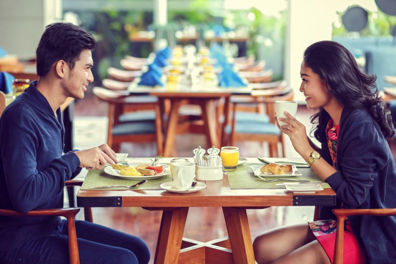 Novotel Chennai Sipcot المظهر الخارجي الصورة A couple eating breakfast