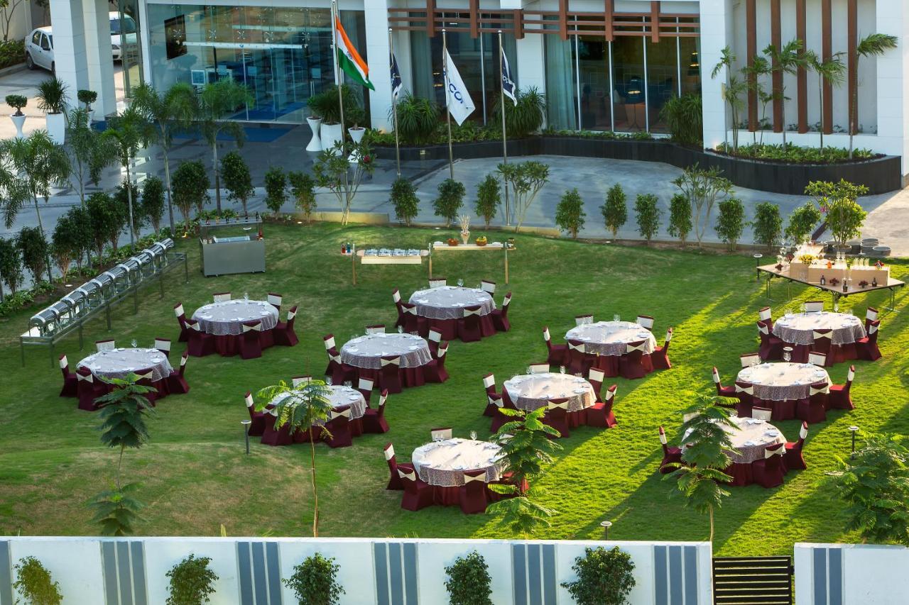 Novotel Chennai Sipcot المظهر الخارجي الصورة The lawn at the hotel