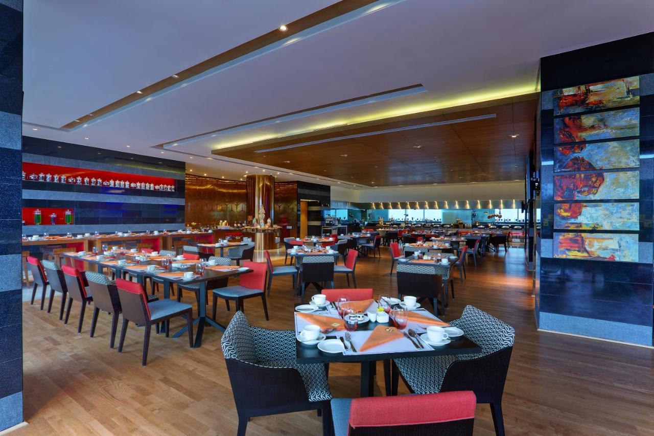 Novotel Chennai Sipcot المظهر الخارجي الصورة The interior of the restaurant