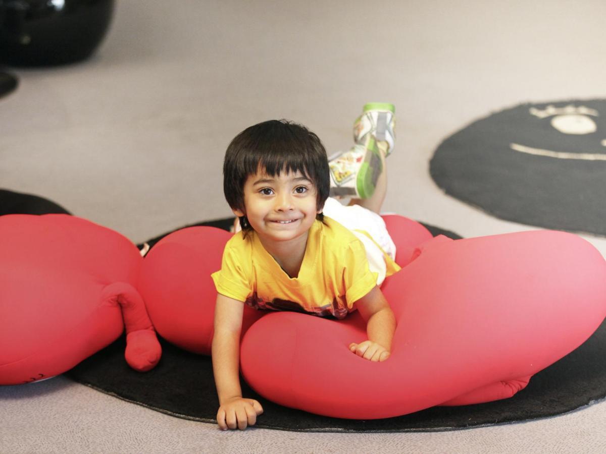 Novotel Chennai Sipcot المظهر الخارجي الصورة A child playing with a bean bag
