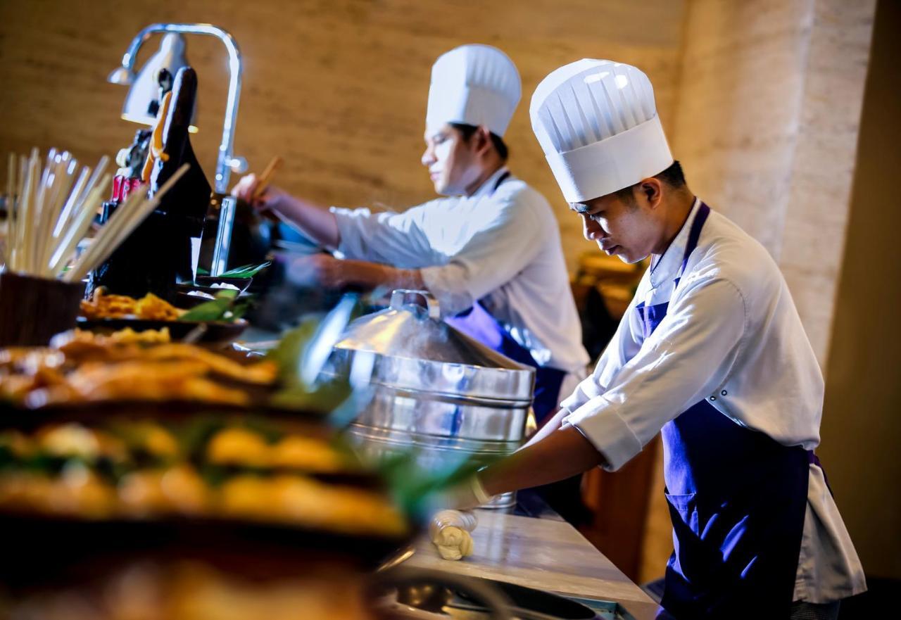 Novotel Chennai Sipcot المظهر الخارجي الصورة A chef at work