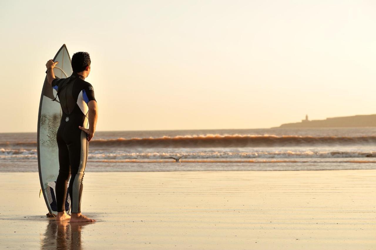 Novotel Chennai Sipcot المظهر الخارجي الصورة Surfer at the beach