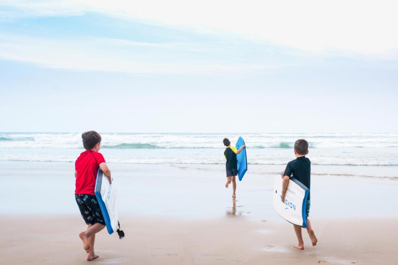 Novotel Chennai Sipcot المظهر الخارجي الصورة Children learning to surf at the beach