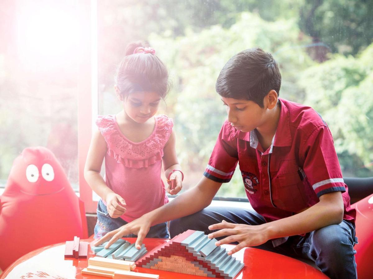 Novotel Chennai Sipcot المظهر الخارجي الصورة Children playing with the piano