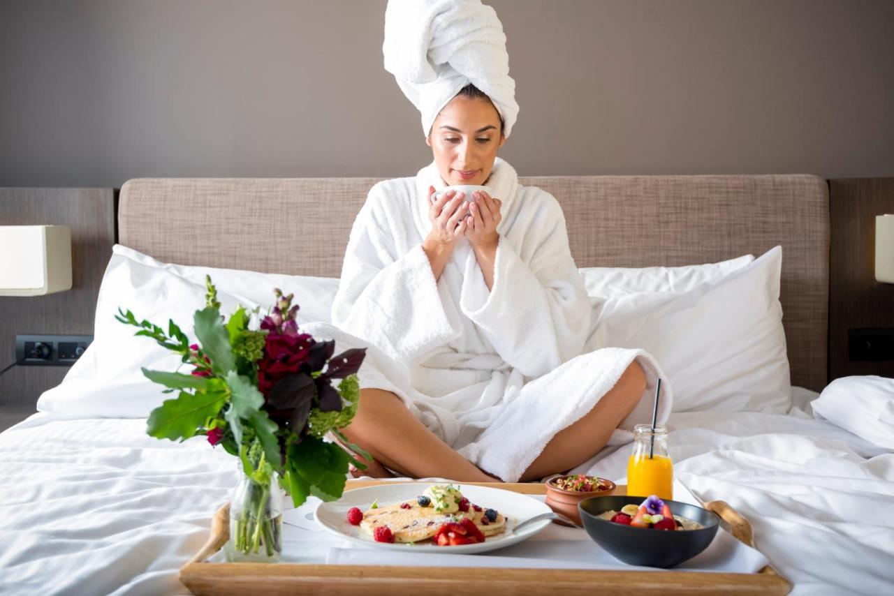 Novotel Chennai Sipcot المظهر الخارجي الصورة A woman in a bathrobe
